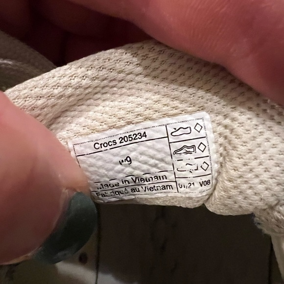 Crocs womens size 9 lace up and color is beige.. so comfortable.. waterproof - Picture 6 of 6